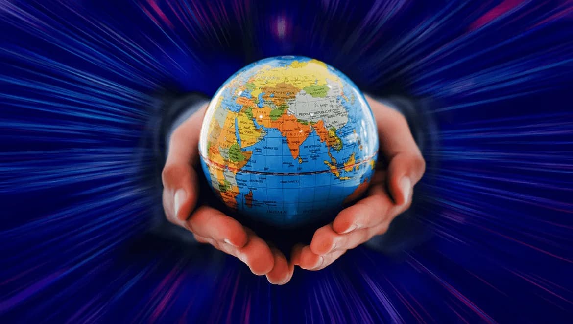 Mãos segurando um globo terrestre com destaque para a Ásia, cercado por um fundo abstrato azul e roxo com efeito de movimento, simbolizando conexão global e alcance mundial.