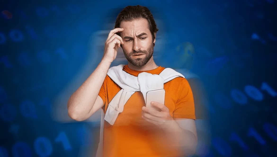 Um homem com expressão de confusão e frustração coça a cabeça enquanto olha para a tela do seu celular. Ele veste uma camiseta laranja e tem um suéter branco amarrado nos ombros. O fundo é azul escuro com números e dados digitais flutuantes e desfocados, transmitindo a sensação de excesso de informação ou ruído digital.