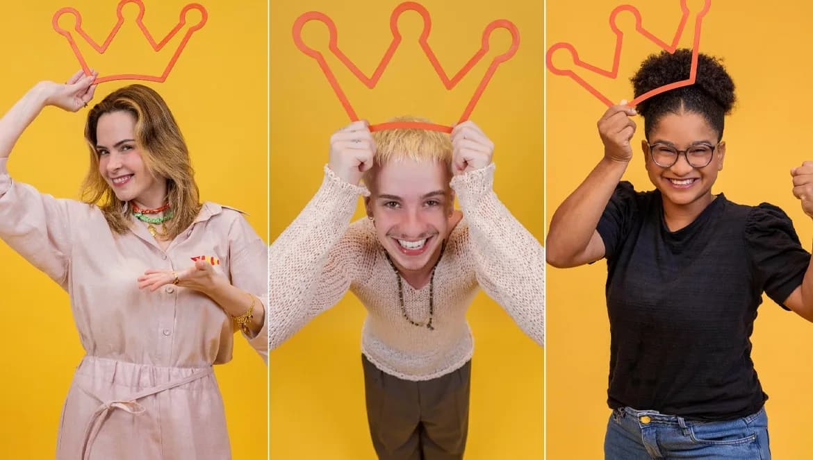 Três pessoas sorridentes sobre fundo amarelo seguram coroas de papel laranja na cabeça em painéis verticais (vencedores do BBB 26). Estilo alegre e vibrante.