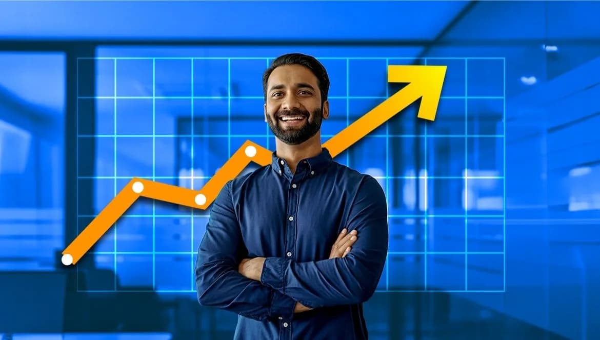 Homem sorridente com braços cruzados em frente a um gráfico de crescimento ascendente, representando resultados, desempenho e estratégia de marketing.