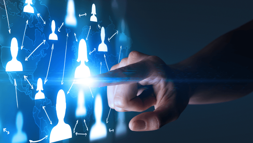 Mão humana interagindo com uma interface digital azul brilhante que exibe uma rede de conexões entre ícones de pessoas, simbolizando a gestão de leads e networking global